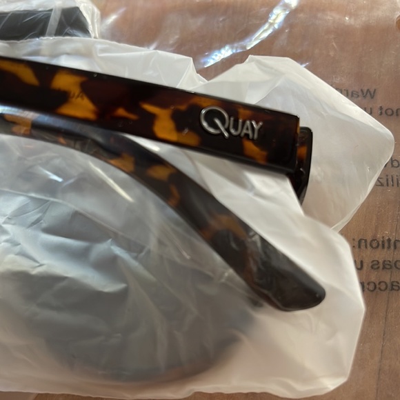 Quay tortoise rim sunglasses Brand New never worn - Picture 3 of 5